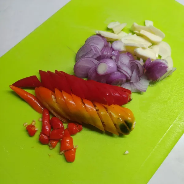 Siapkan semua bahan bumbu iris.