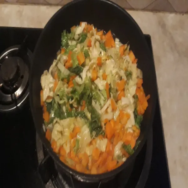 Tumis bawang putih ,sayuran wortel dan kol putih.