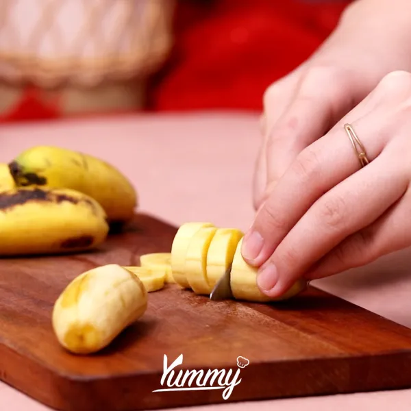 Potong-potong pisang dan tambahkan ke dalam adonan. Aduk hingga semua pisang terbalut dengan adonan.