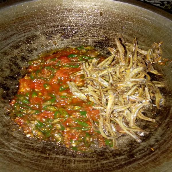 Setelah sambal matang,  tambahkan teri yang sudah digoreng,  aduk-aduk hingga tercampur merata, ja dan teri cabe hijau siap dihidangkan.