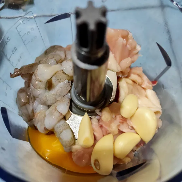 Masukkan ke dalam chopper daging ayam, udang, telur dan bawang putih kemudian haluskan.