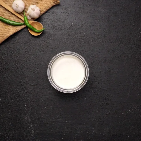 Campurkan semua bahan saus yogurt pada wadah dan aduk sampai merata, lalu sisihkan untuk pelengkap kebab.