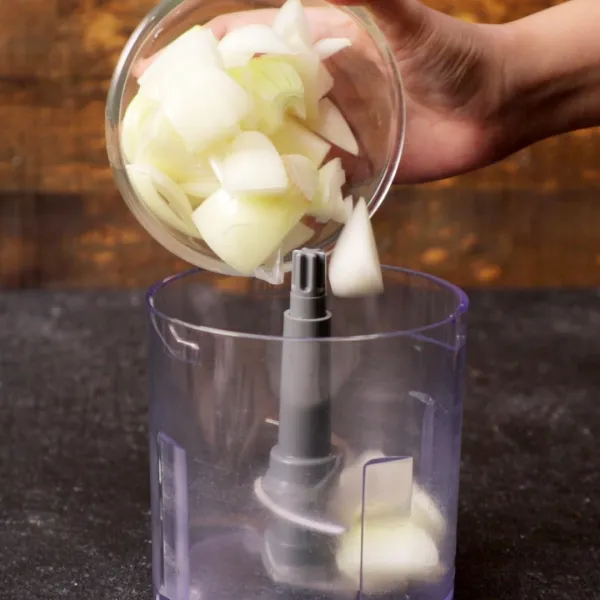 Masukkan bawang bombay, bawang putih, jahe, dan cabai hijau ke dalam chopper dan haluskan hingga merata.