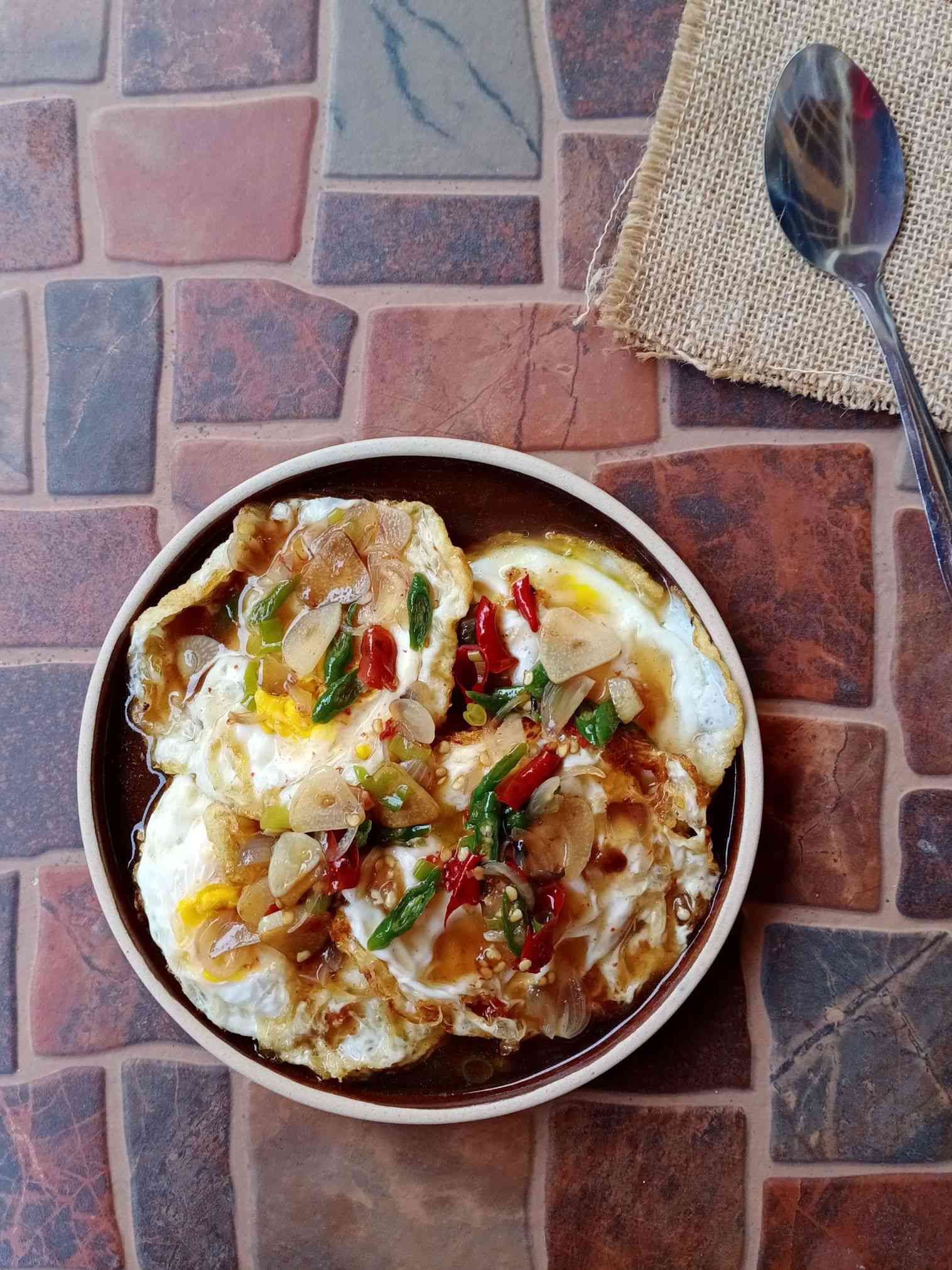 Daftar bahan Telur Ceplok Tiga Saus di atas meja kayu dengan wadah plastik