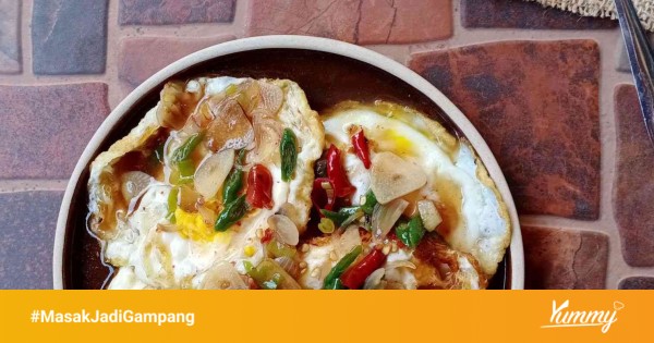 Daftar bahan Telur Ceplok Tiga Saus di atas meja kayu dengan wadah plastik