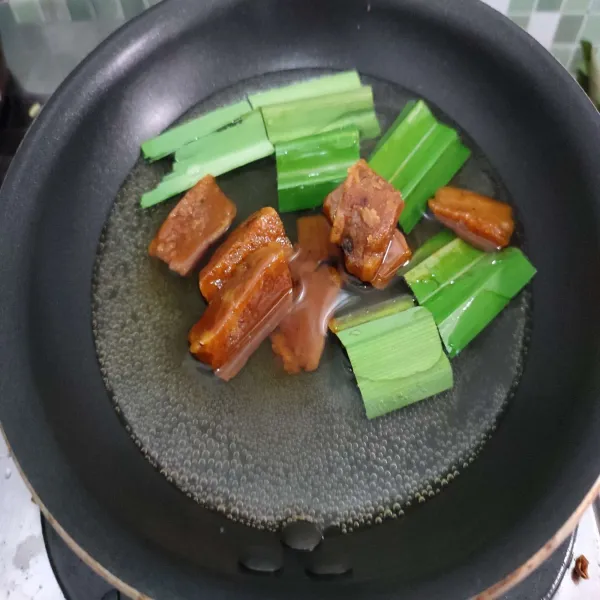 Masak semua bahan gula aren, masak hingga gula larut, kemudian matikan api, lalu saring.