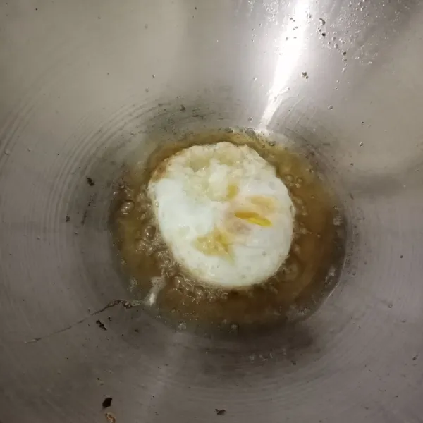 Buat telur ceplok, sisihkan.