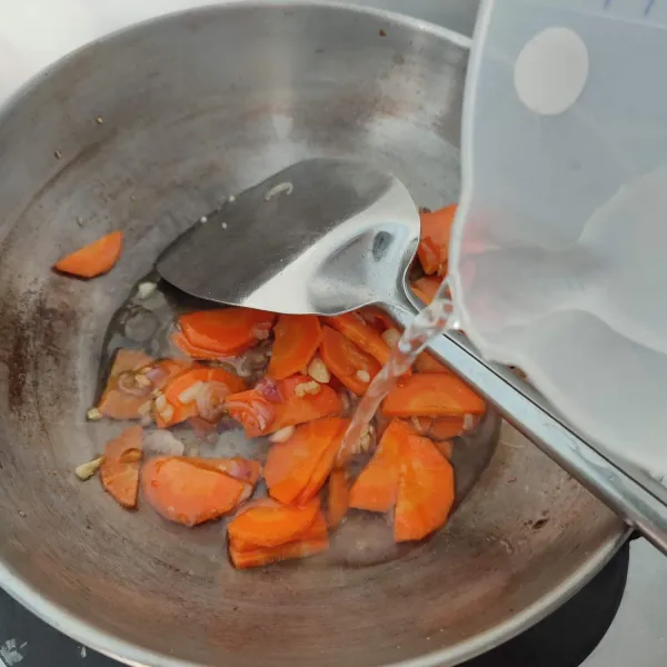 Masukkan wortel, aduk rata. Tambahkan air, masak hingga empuk.