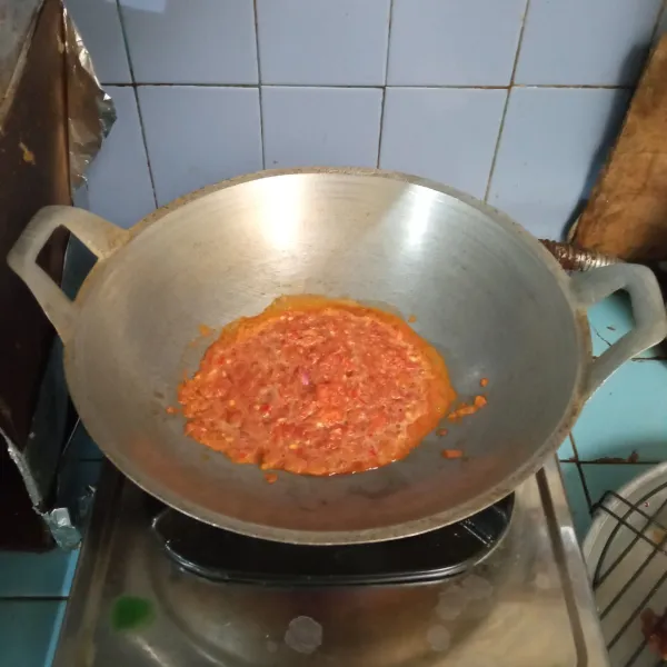 Lalu masak hingga matang, koreksi rasanya.