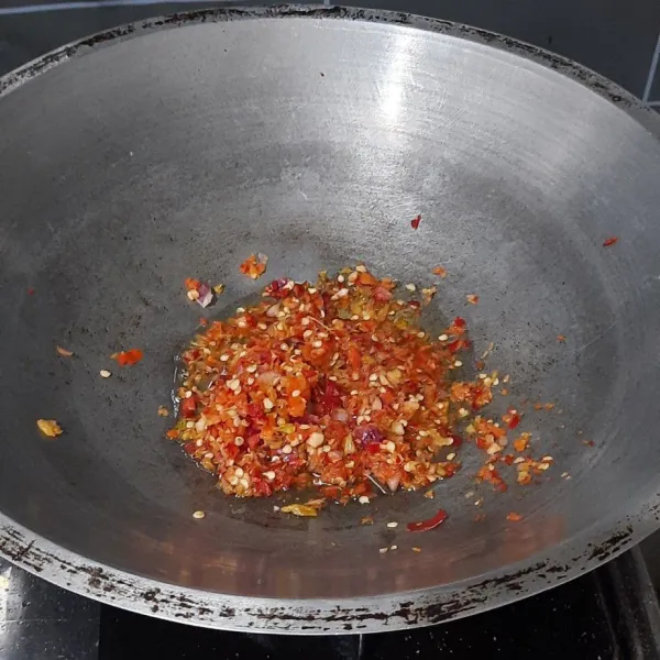 Ulek kasar bahan sambal kemudian panaskan minyak lalu tumis sebentar.