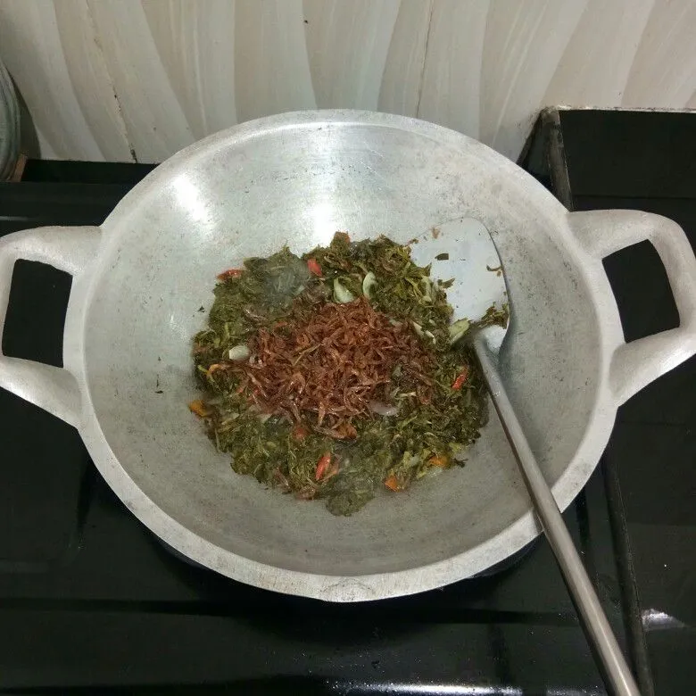 Step 6 Tumis Kenikir Ebi