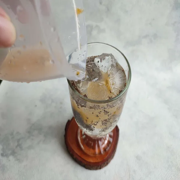 Lalu masukkan es batu ke dalam gelas, lalu tuang perasan jeruk lemon cui ke dalam gelas.