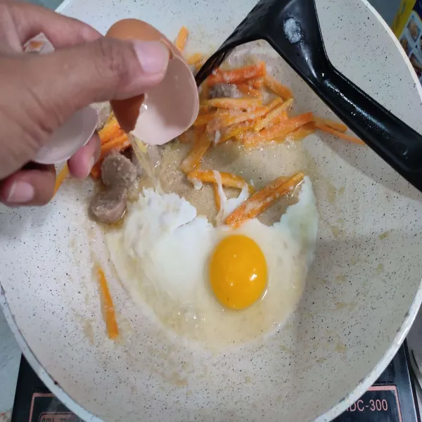 Kemudian masukkan telur, buat orak-arik.