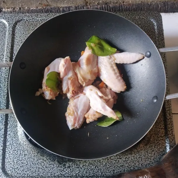 Masukkan sayap ayam, masak hingga berubah warna.