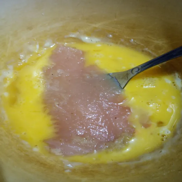 Kocok telur kedalam mangkok. Celupkan ayam yang sudah dimarinasi tdi kedalam kocokan telur
