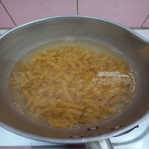 Didihkan air, masukkan minyak goreng dan garam kemudian masukkan makaroni, rebus selama 5 menit.