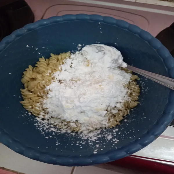 Campurkan makaroni dengan tepung maizena dan penyedap, aduk rata.