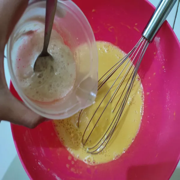 Setelah itu masukkan bahan biang, aduk rata.