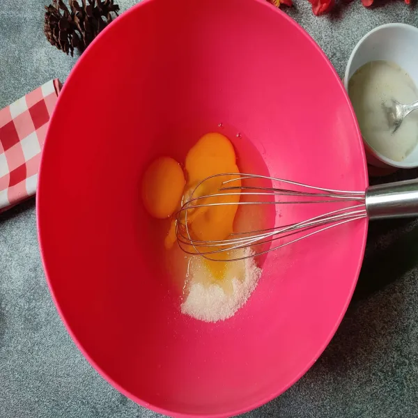 Kocok telur dan gula hingga gula larut.