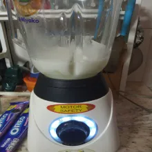 Siapkan blender, masukan es lalu tuang susu UHT.
