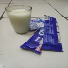 Siapkan susu cair, susu kental manis dan biskuit oreo.