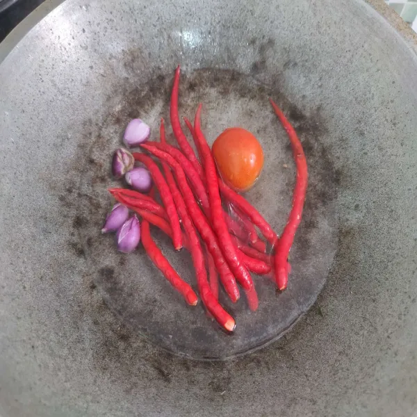 Rebus cabai merah, tomat, bawang merah hingga layu, angkat, kemudian tiriskan air.