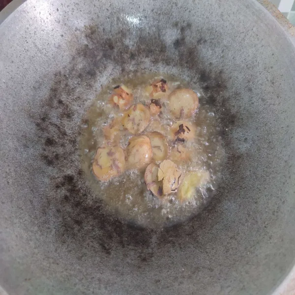 Panaskan minyak goreng, goreng jengkol hingga garing dan empuk, kemudian angkat dan tiriskan minyak.