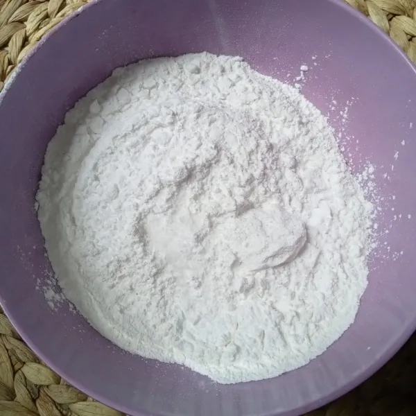 Campur tepung tapioka, tepung beras dan garam.
