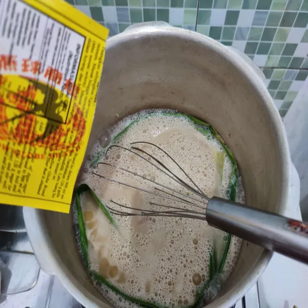 Jika mulai panas, masukkan bubuk agar-agar, aduk cepat. 
Masak hingga mendidih dan gula larut, matikan api.