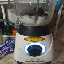 Masukan biskuit oreo dan tambahkan susu kental manis.