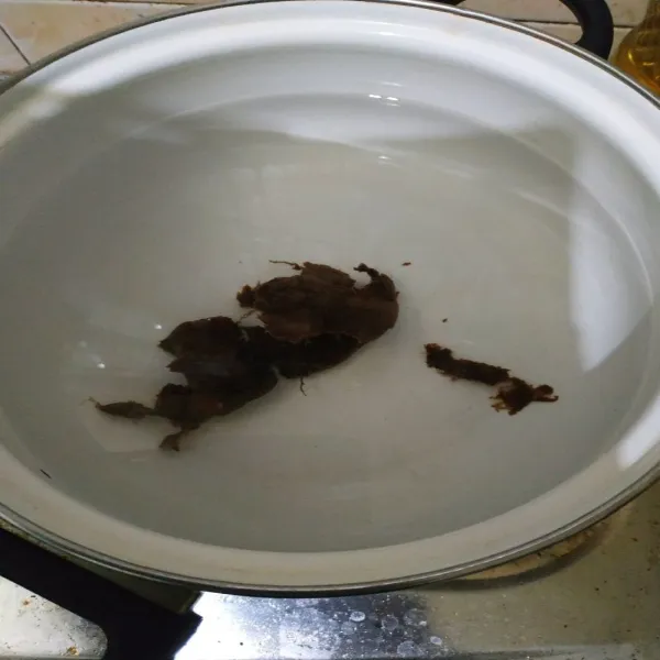 Didihkan air dalam panci tambahkan asam jawa.