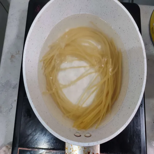 Rebus pasta fusilli hingga empuk, kemudian tiriskan airnya.