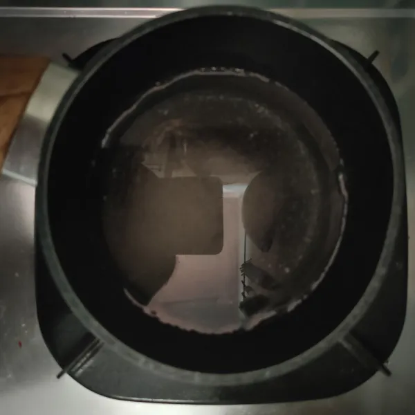 Masak air dan gula hingga larut dan mendidih dengan api kecil.