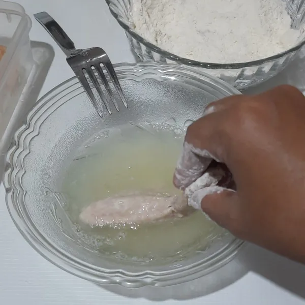 Celupkan ke dalam air, angkat lalu balur lagi dengan tepung tebaskan.