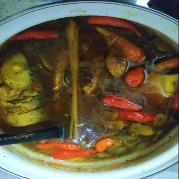 Terakhir masukkan bumbu tumisan dan beri cabe rawit. Masak sebentar.