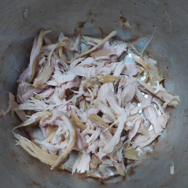 Rebus ayam sampai matang, angkat dan suwir-suwir dagingnya.
