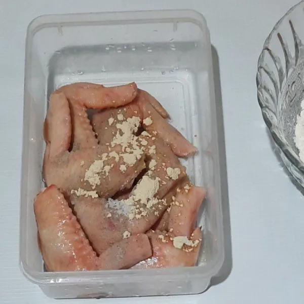 Marinasi ayam dengan garam dan bawang putih, diamkan selama 15 menit.