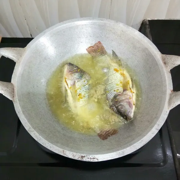 Setelah itu, goreng ikan mujair dalam minyak panas hingga kedua sisinya matang. Angkat dan tiriskan.