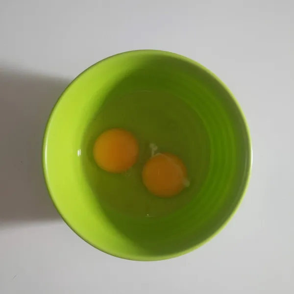 Pecahkan dua butir telur ayam.