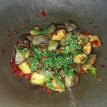 Bumbui dengan garam, gula pasir dan kaldu jamur, aduk rata. Koreksi rasanya dan jika sudah pas siap untuk disajikan.