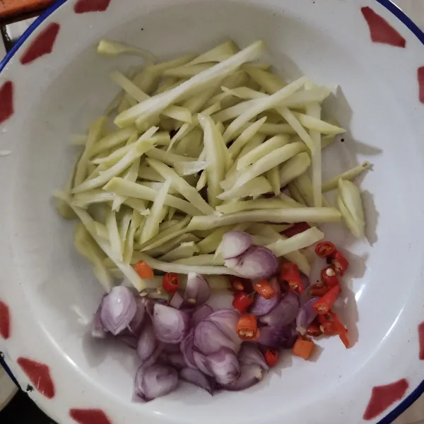 Potong hampalam, bawang merah dan cabe rawit lalu letakkan di atas piring.