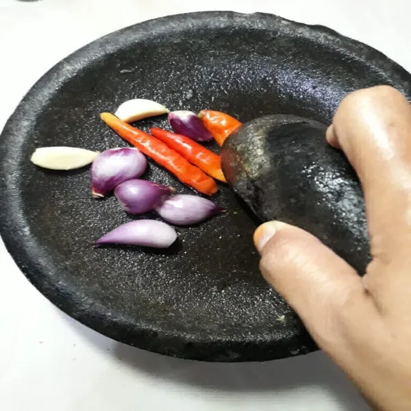 Ulek cabai rawit, bawang merah dan bawang putih.