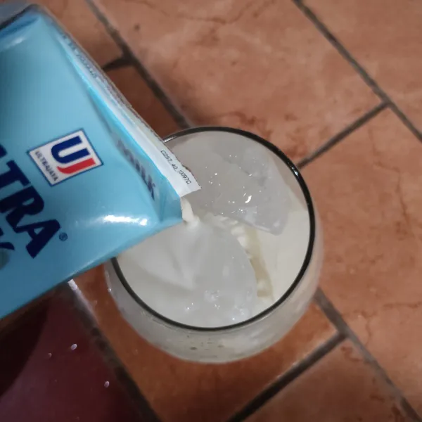 Tuang susu uht hingga 3/4 bagian gelas.