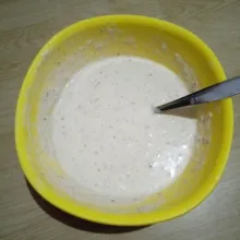 Campur tepung bumbu dengan air, aduk rata.