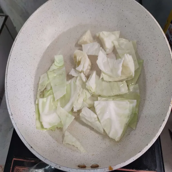 Rebus kol hingga layu, angkat, kemudian tiriskan airnya.