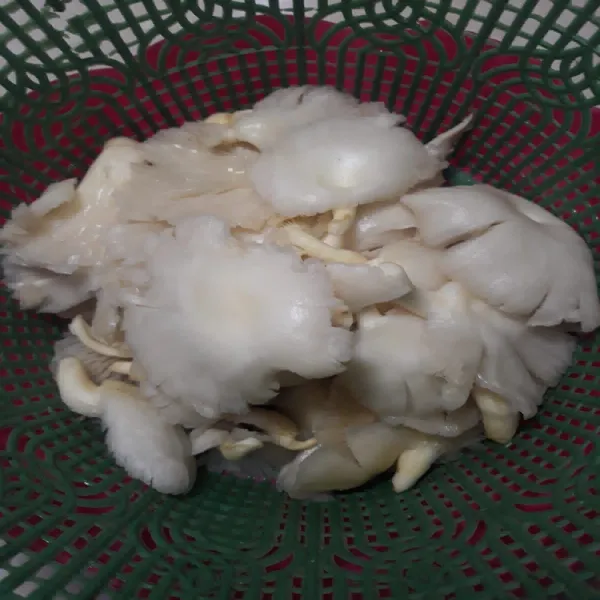 Cuci bersih jamur, peras perlahan.