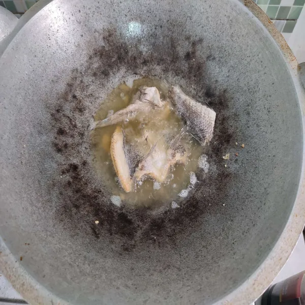 Setelah itu goreng juga ikan asin hingga garing. 
Angkat, tiriskan.