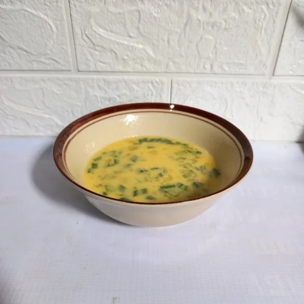 Masukkan telur dan irisan daun bawang. Kocok sampai tercampur rata.