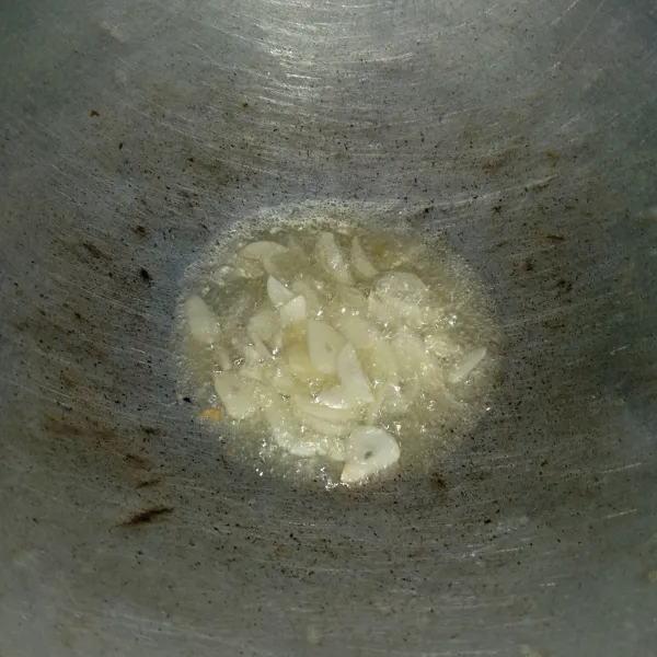 Tumis bawang putih terlebih dahulu hingga harum.