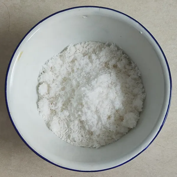 Campur tepung ketan, garam, kelapa parut aduk hingga rata.